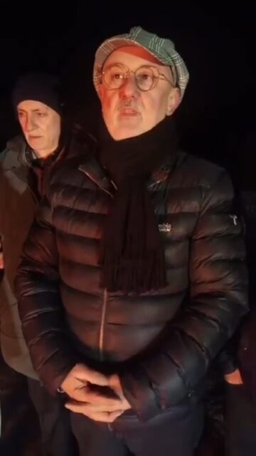 Çobantepesi’nde Maden Alarmı: Vatandaşlar Nöbete Başladı

Ordu’nun Korgan ilçesi Çobantepesi mevkiinde, 18 ay önce maden arama çalışmalarına karşı çıkan vatandaşlar, şirketin yeniden bölgeye geleceği yönündeki iddialar üzerine harekete geçti. Akşam saatlerinde yaylaya çıkan Korganlılar, geçmiş direnişin simgesi haline gelen ateşi yeniden yaktı.

Vatandaşlar Nöbette

Yaylalarına sahip çıkmak isteyen vatandaşlar, bölgede nöbet tutmaya başladı. Olası bir maden çalışmasına karşı teyakkuzda olan vatandaşlar, doğalarını ve yaşam alanlarını korumakta kararlı olduklarını ifade etti.