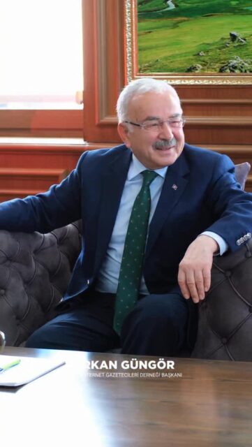 Gazeteciler Zafer Şahin ve Sinan Burhan Ordu’da Mesleki Deneyimlerini Paylaştı

Ordu İnternet Gazetecileri Derneği’nin daveti ve Ordu Büyükşehir Belediyesi iş birliğiyle gerçekleştirilen program kapsamında, deneyimli gazeteciler Zafer Şahin ve Sinan Burhan Ordu’da önemli temaslarda bulundu. Şehrin medya ve iletişim vizyonuna katkı sunan ziyaretler, gün boyu süren yoğun bir programla gerçekleşti.

Programın ilk durağında Ordu Valiliği’ni ziyaret eden Zafer Şahin ve Sinan Burhan, Ordu Valisi Sayın Muammer Erol ile bir araya gelerek gazetecilik mesleğinin güncel durumu, sorumlulukları ve kamuoyuna etkisi üzerine kapsamlı bir sohbet gerçekleştirdi. Basının toplum üzerindeki rolüne dair yapılan değerlendirmeler, karşılıklı fikir alışverişiyle zenginleşti.

Ziyaretlerin devamında Ordu Büyükşehir Belediye Başkanı Sayın Dr. Mehmet Hilmi Güler’i makamında ziyaret eden Zafer Şahin ve Sinan Burhan, kentte hayata geçirilen ve planlanan projeler hakkında bilgi aldı. Görüşmede yerel yönetimlerin medya ile ilişkisi, şehir vizyonu ve iletişim stratejileri üzerine dikkat çeken değerlendirmeler yapıldı.

Günün finalinde ise Ordu Büyükşehir Belediyesi Karadeniz Tiyatrosu’nda düzenlenen söyleşide, gazeteciliğin dünü ve bugünü ele alındı. Yoğun katılımla gerçekleşen programda Zafer Şahin ve Sinan Burhan, mesleki tecrübelerini aktarırken; değişen medya düzeni, dijitalleşme süreci ve etik değerler üzerine önemli mesajlar verdi. Katılımcılar için ilham verici nitelikte geçen söyleşi, büyük ilgi gördü.

Ordu İnternet Gazetecileri Derneği Başkanı Erkan Güngör ise programın ardından yaptığı değerlendirmede, Zafer Şahin ve Sinan Burhan’ın Ordu’dan son derece memnun ayrıldığını ifade etti. Güngör, gazetecilerin Ordu’yu “marka şehir” olarak nitelendirdiğini belirterek, bu tür buluşmalarla şehrin hem medya alanında hem de iletişim gücü açısından daha ileriye taşınacağını vurguladı.