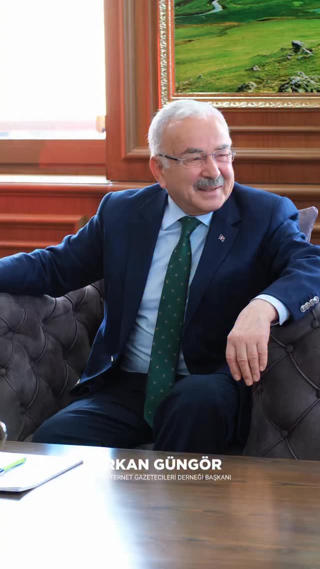 Gazeteciler Zafer Şahin ve Sinan Burhan Ordu’da Mesleki Deneyimlerini Paylaştı

Ordu İnternet Gazetecileri Derneği’nin daveti ve Ordu Büyükşehir Belediyesi iş birliğiyle gerçekleştirilen program kapsamında, deneyimli gazeteciler Zafer Şahin ve Sinan Burhan Ordu’da önemli temaslarda bulundu. Şehrin medya ve iletişim vizyonuna katkı sunan ziyaretler, gün boyu süren yoğun bir programla gerçekleşti.

Programın ilk durağında Ordu Valiliği’ni ziyaret eden Zafer Şahin ve Sinan Burhan, Ordu Valisi Sayın Muammer Erol ile bir araya gelerek gazetecilik mesleğinin güncel durumu, sorumlulukları ve kamuoyuna etkisi üzerine kapsamlı bir sohbet gerçekleştirdi. Basının toplum üzerindeki rolüne dair yapılan değerlendirmeler, karşılıklı fikir alışverişiyle zenginleşti.

Ziyaretlerin devamında Ordu Büyükşehir Belediye Başkanı Sayın Dr. Mehmet Hilmi Güler’i makamında ziyaret eden Zafer Şahin ve Sinan Burhan, kentte hayata geçirilen ve planlanan projeler hakkında bilgi aldı. Görüşmede yerel yönetimlerin medya ile ilişkisi, şehir vizyonu ve iletişim stratejileri üzerine dikkat çeken değerlendirmeler yapıldı.

Günün finalinde ise Ordu Büyükşehir Belediyesi Karadeniz Tiyatrosu’nda düzenlenen söyleşide, gazeteciliğin dünü ve bugünü ele alındı. Yoğun katılımla gerçekleşen programda Zafer Şahin ve Sinan Burhan, mesleki tecrübelerini aktarırken; değişen medya düzeni, dijitalleşme süreci ve etik değerler üzerine önemli mesajlar verdi. Katılımcılar için ilham verici nitelikte geçen söyleşi, büyük ilgi gördü.

Ordu İnternet Gazetecileri Derneği Başkanı Erkan Güngör ise programın ardından yaptığı değerlendirmede, Zafer Şahin ve Sinan Burhan’ın Ordu’dan son derece memnun ayrıldığını ifade etti. Güngör, gazetecilerin Ordu’yu “marka şehir” olarak nitelendirdiğini belirterek, bu tür buluşmalarla şehrin hem medya alanında hem de iletişim gücü açısından daha ileriye taşınacağını vurguladı.