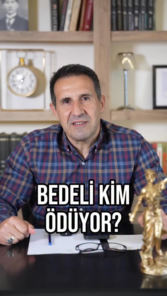 Emekli Albay Orkun Özeller, savaşlar ve terörle mücadele süreçlerine ilişkin çarpıcı değerlendirmelerde bulundu. İran örneği üzerinden konuşan Özeller, bazı ülkelerde karar vericilerin bedel ödediğini, Türkiye’de ise bu yükün çoğunlukla dar gelirli vatandaşların omuzlarına bırakıldığını savundu.

Siyasi söylem ile uygulamalar arasındaki çelişkilere dikkat çeken Özeller, “Dem Partililerin bile evlatları dağa çıkmazken başkalarının evlatlarını dağa sürüyorlar” ifadelerini kullandı.

Özeller, açıklamasının sonunda siyasetçilere seslenerek, “Ey siyasetçiler, siz terörü gerçekten bitirmek istiyor musunuz?” diye sordu.