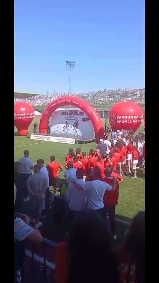 İLK YIL, İLK TÜRKİYE FİNALLERİ, BÜYÜK GURUR: ORDU’NUN KIZLARI TÜRKİYE DÖRDÜNCÜSÜ

Samsun’da düzenlenen Okul Sporları Futbol Türkiye Finalleri’nde mücadele eden Ordu Muhsin Yazıcıoğlu Spor Lisesi Kız Futbol Takımı, henüz ilk yılında katıldığı organizasyonda Türkiye dördüncüsü olarak önemli bir başarıya imza attı.

Türkiye’nin dört bir yanından gelen güçlü rakiplerle mücadele eden temsilcimiz, sergilediği azimli, disiplinli ve mücadeleci performansla Türkiye’nin en iyi dört takımı arasına girerek Ordu’ya büyük bir gurur yaşattı.

Türkiye üçüncülüğü mücadelesinde sahaya çıkan takımımız, karşılaşma boyunca ortaya koyduğu etkili oyun ve mücadeleci kimliğiyle takdir topladı. Maçın kritik anlarında yakaladığı yüzde yüzlük gol pozisyonunu değerlendiremeyen temsilcimiz, uzatma dakikalarında kalesinde gördüğü talihsiz golle sahadan mağlup ayrıldı. Buna rağmen Türkiye dördüncülüğünü elde eden takımımız, turnuvayı kupa ve madalya ile tamamlayarak önemli bir başarıya ulaştı.

Henüz ilk yılında Türkiye Finalleri’nde son dört takım arasına kalmayı başaran Ordu Muhsin Yazıcıoğlu Spor Lisesi Kız Futbol Takımı, gelecekte elde edeceği başarıların da sinyalini verdi. Sporcularımızın ortaya koyduğu mücadele, takım ruhu ve kazanma azmi, izleyenlerin takdirini topladı.

Takımımız, elde ettiği sportif başarının yanı sıra sergilediği centilmenlik ve fair play anlayışıyla da turnuvaya damga vurdu. Karşılaştıkları tüm takımların gönlünü kazanan sporcularımız için rakip takım temsilcileri ve teknik ekipler, kızlarımızın sahadaki örnek davranışlarını ve sportmenliklerini övgüyle dile getirdi. Bu takdir dolu değerlendirmeler, takımımızın yalnızca başarısıyla değil, karakteriyle de örnek olduğunu gösterdi.

Bu anlamlı başarıda emeği bulunan sporcularımızı, beden eğitimi öğretmenlerimizi, okul yönetimimizi ve desteklerini hiçbir zaman esirgemeyen ailelerimizi gönülden tebrik ediyoruz.

Ordu’nun kızları, ilk yıllarında elde ettikleri Türkiye dördüncülüğü ile yalnı