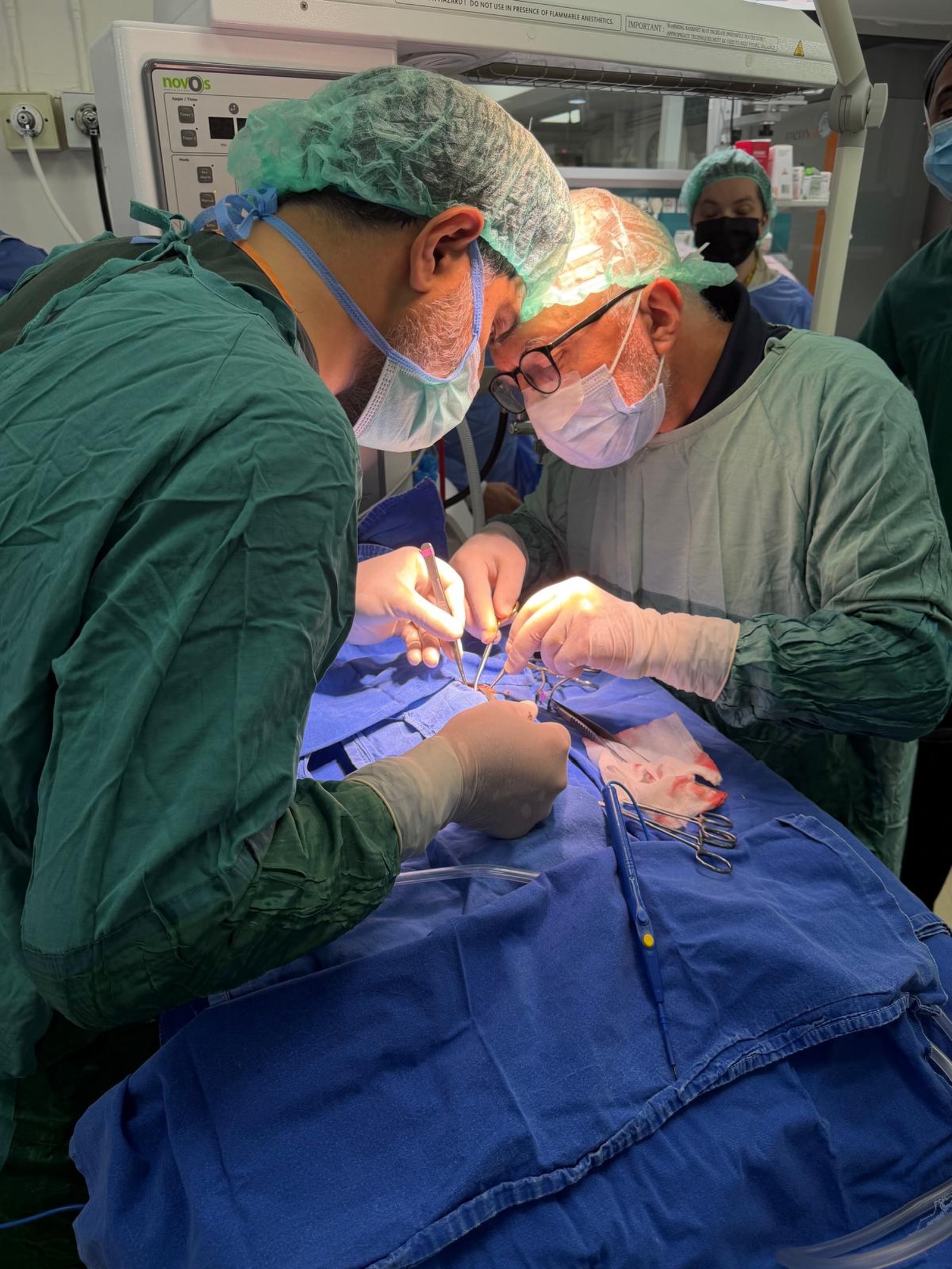 Ordu’da Bir İlk: 610 Gramlık Prematüre Bebeğe Yatak Başında Başarılı Operasyon

24 haftalık ve yalnızca 610 gram ağırlığında dünyaya gelen prematüre bebeğin, doğum sonrası kapanması gereken PDA’sı ilaç tedavisine rağmen kapanmadı.

Bebeğin takibi ve cerrahi tedavi kararı, Çocuk Kardiyolojisi Uzmanı Prof. Dr. Taner Kasar ve Yenidoğan Uzmanı Dr. Bilgin Azrak tarafından multidisipliner değerlendirme ile alındı.

Bebeğin çok düşük kilosu nedeniyle ameliyathaneye transferinin riskli olması üzerine, İstanbul’dan gelen Çocuk Kalp ve Damar Cerrahisi Uzmanı Prof. Dr. Aki Rıza Karaca tarafından PDA operasyonu yenidoğan yoğun bakım ünitesinde, yatak başında başarıyla gerçekleştirildi.

Ordu’da bir ilk

610 gramlık bir prematüre bebeğe yatak başında PDA operasyonu yapılması Ordu’da ilk kez gerçekleştirildi.

Bu önemli başarıda emeği geçen tüm sağlık çalışanlarına, ayrıca destek ve katkıları için Ordu Eğitim ve Araştırma Hastanesi yönetimine ve Ordu İl Sağlık Müdürlüğü’ne teşekkür ederiz.

Minik bebeğin tedavisi yenidoğan yoğun bakım ünitesinde devam ediyor.