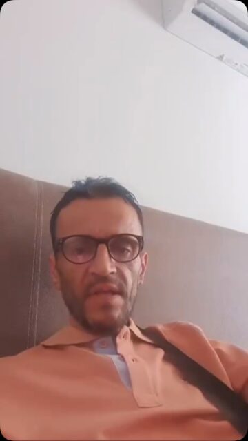 Telat Baş’tan Sevindirici Haber: “Ameliyatın Önü Açıldı”

Yaklaşık 8,5 aydır Antalya’da onkoloji bölümünde tedavi gören Telat Baş, bugün açıklanan tahlil sonuçlarının ardından sevenleriyle sevindirici haberi paylaştı.

Daha önce kendisine altı aylık ömür biçildiğini, kanserin diğer organlara yayıldığını ve ameliyat olmasının mümkün görünmediğini belirten Talat Baş, son tetkiklerin ardından doktorundan aldığı haberle büyük bir umut yaşadı.

Doktorunun tüm sonuçları ayrıntılı şekilde incelediğini belirten Talat Baş, “Ameliyat olmaman için bir sebep yok” sözlerini duyduğunu ve bu gelişmenin ardından genel cerrahi bölümüne sevk edildiğini açıkladı.