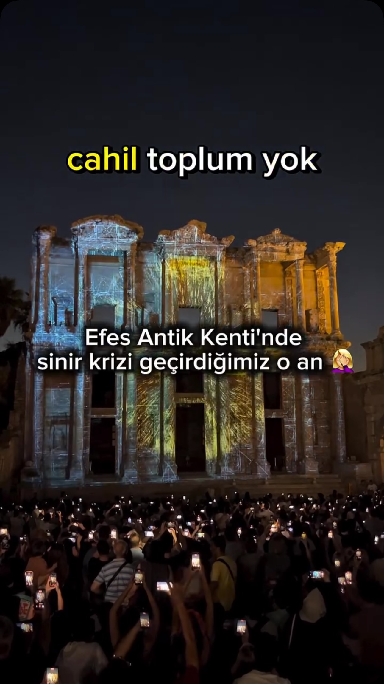 Efes Antik Kenti’nde düzenlenen bir etkinlikte yaşananlar sosyal medyada gündem oldu. Binlerce yıllık tarihi atmosferde görevlinin megafonla kitleyi yönlendirmeye çalışması, tarihi mirasın korunması ile kültürel etkinliklerin sınırları konusunda tartışma yarattı.
Öte yandan, katılımcıların anı yaşamak yerine gösteriyi baştan sona telefon ekranlarından kaydetme telaşı da dikkat çekti. Binlerce yıllık tarihin ortasında yaşanan bu dijital kargaşa tepkileri beraberinde getirdi.
Siz hem tarihi mekanlarda düzenlenen bu tarz etkinlikler hem de gösteriyi izlemek yerine sadece kaydetmeye odaklanan bu kitle hakkında ne düşünüyorsunuz?
🎥 Video: @koseebuse 
#EfesAntikKenti #Gündem #Tarih #KültürSanat #Haber