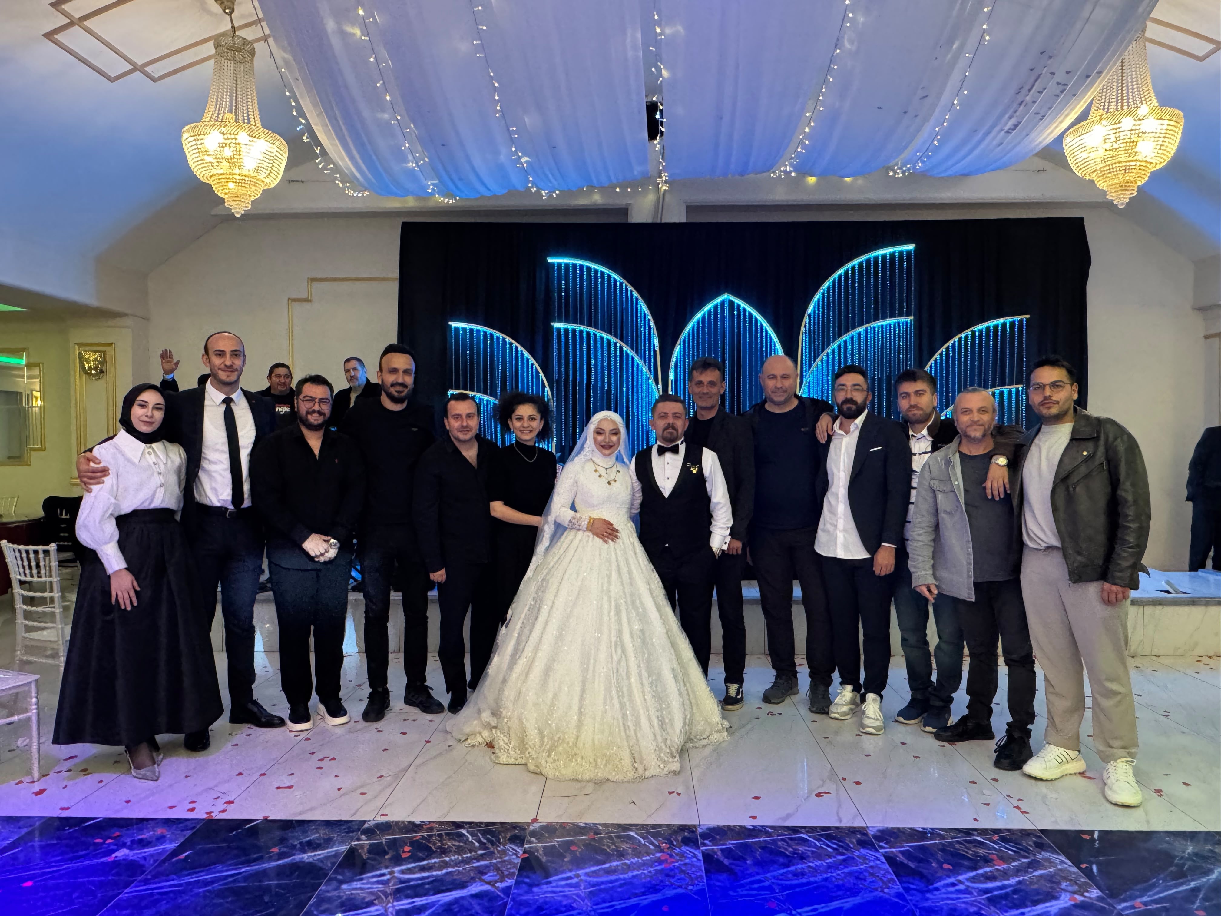 EMRE PARTAL VE MİNENUR TOPDUMAN HAYATLARINI BİRLEŞTİRDİ

Ordu basın camiasının tanınan isimlerinden, eski TV52 muhabiri Emre Partal ile Minenur Topduman, düzenlenen görkemli düğün töreniyle hayatlarını birleştirerek dünyaevine girdi.

Ordu’nun Korgan ilçesinde gerçekleştirilen düğün töreni, genç çiftin ailelerini, yakınlarını, dostlarını ve çok sayıda davetliyi bir araya getirdi. Basın camiasından temsilcilerin de yoğun katılım gösterdiği bu anlamlı günde, Emre Partal ve Minenur Topduman’ın mutluluğu gözlerinden okunurken, davetliler de genç çiftin sevincine ortak oldu.

Bu mutlu birlikteliğin ömür boyu sevgi, saygı, huzur ve mutlulukla taçlanması temenni edilirken, genç çifte bir ömür boyu mutluluklar diliyoruz.