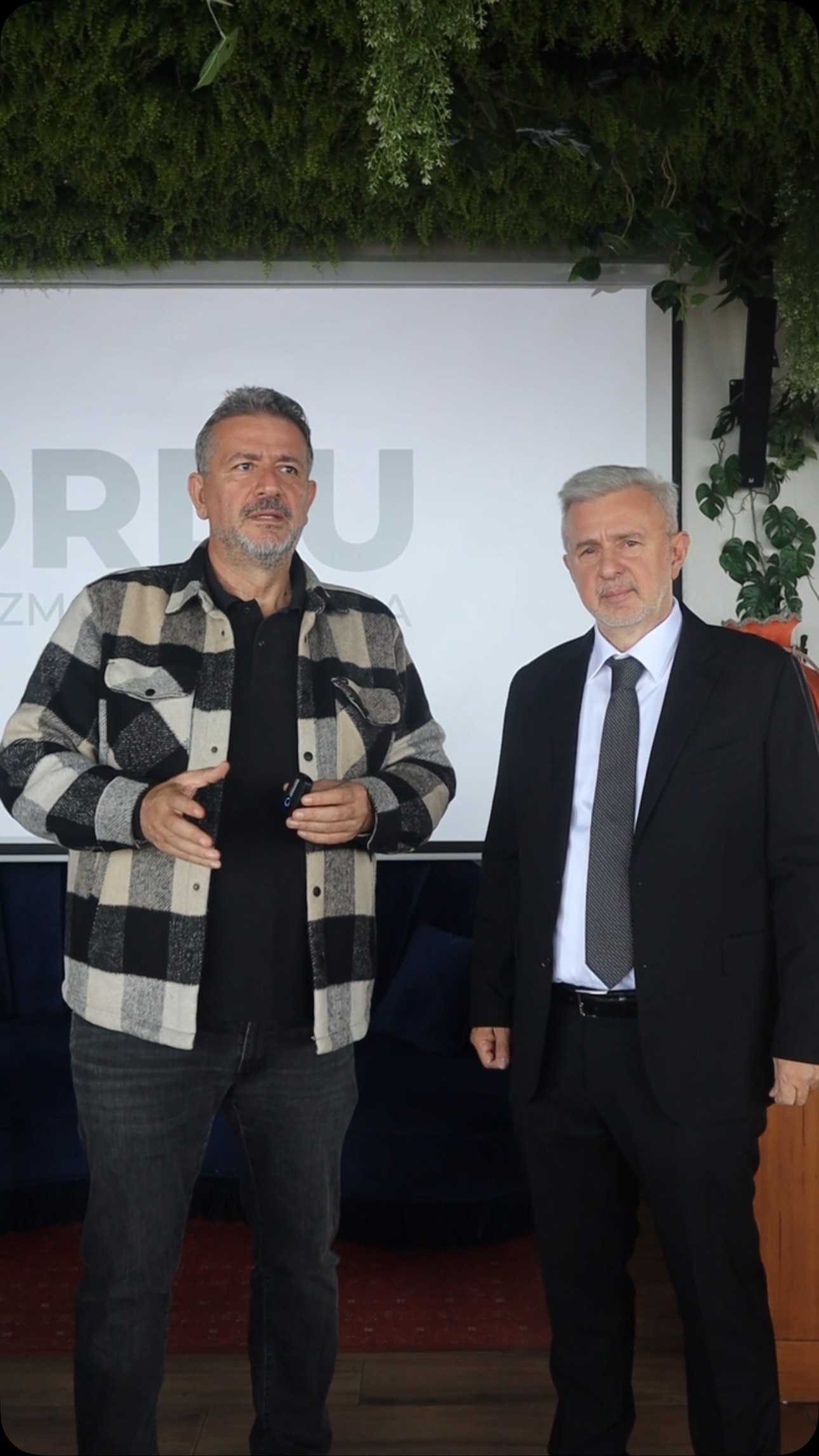 ORDU TURİZM VE KALKINMA DERNEĞİ KURULDU

Ordu’nun turizm potansiyelini geliştirmek ve kentin ekonomik ve sosyal kalkınmasına katkı sağlamak amacıyla kurulan Ordu Turizm ve Kalkınma Derneği (ORTURDER), düzenlediği basın toplantısıyla hedeflerini ve çalışmalarını kamuoyuyla paylaştı.

Derneğin Yönetim Kurulu Başkanı Cem Şenocak, Başkan Vekili ise Güray Aksoy oldu. Yönetim kurulunda Volkan Aydın, Derya Yeliz Çalış, Nuri Özmen, Aslı Poyraz, Özgür Aydın, Ersin Kalender ve Emre Yılmaz yer aldı.

Brunch eşliğinde gerçekleştirilen toplantıda Başkan Cem Şenocak ve Başkan Vekili Güray Aksoy, derneğin kuruluş amacı, hedefleri ve önümüzdeki dönemde hayata geçirmeyi planladıkları çalışmalar hakkında açıklamalarda bulundu.

Ordu’nun turizm potansiyelinin daha etkin değerlendirilmesi, kentin tanıtımının güçlendirilmesi ve ekonomik kalkınmasına katkı sağlanması konularının ele alındığı toplantı, basın mensuplarıyla yapılan görüş alışverişinin ardından sona erdi.