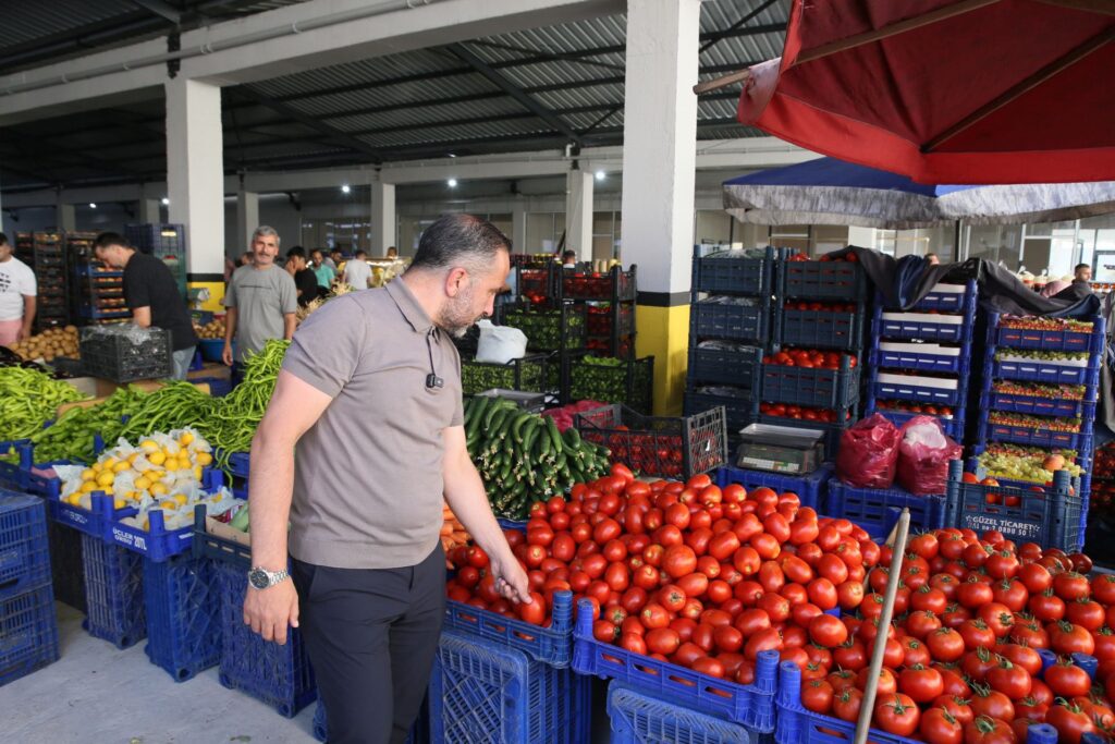 PAZAR ESNAFINI ZİYARET ETTİ